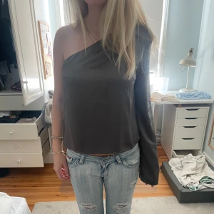 Topp - Fin/fest topp med en axel! Skit snygg från Gina tricot. Endast använd förra nyår så skick som ny!