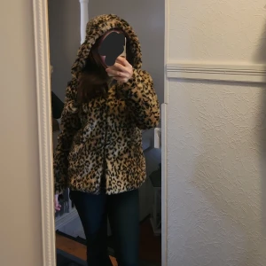 Leopard Mönstrad Päls Jacka - Jackan är i bra skick, men använd.