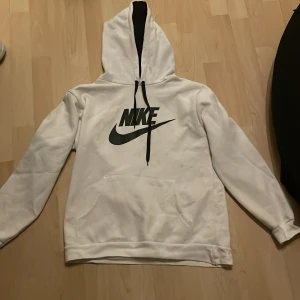 Nike Hoodie - Nike Hoodie säljes. Storlek: M Den har inget slitage. Säljes pga att den inte används längre.  Är det nåt mer som ni vill veta är det bara att höra av er!