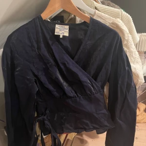 Knytblus baum - Superfin blus från baum und pferdgarten, superfint skick då den endast är använd 1-2 gånger! Storlek framkommer ej men skulle säga xs-m i och med att den är justerbar! 75% viskos😍❤️
