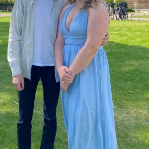 Blå balklänning  - Blå balklänning som användes 1 gång på min studentbal 2023. Jättefin och fortfarande i bra skick, men som sagt använd.