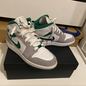 AJ1 Mid Grey Green - Hej! Säljer ett par AJ1 Mid i färgen Grey Green, storlek: uk6/39, cond 9/10, använda ett fåtal gånger. Nypris cirka 2600kr mitt pris 1900, priset går absolut att diskutera! Skriv vid frågor och funderingar//Daahlgren.resell😁