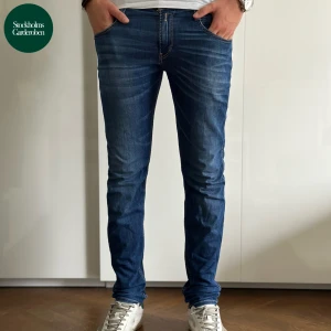 Replay Anbass Jeans - Jeans från Replay | Storlek: 30/34 - Skicket på jeansen är bra förutom ett litet hål vid gylfen (bild 3) - Vårat pris: 499kr - Nypris: 1,599kr - Modellen är 185cm och väger 78kg. 