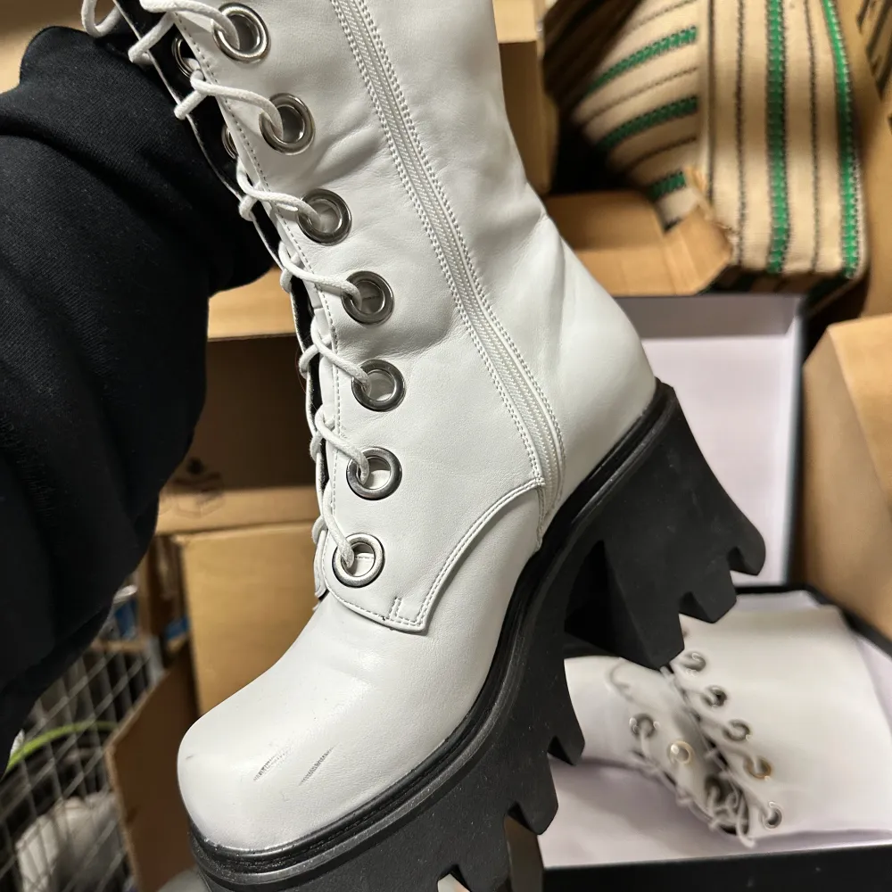 Vita boots i strl 38, använd två gånger. Fint skick och bekväma!  Nypris 899kr. Skor.