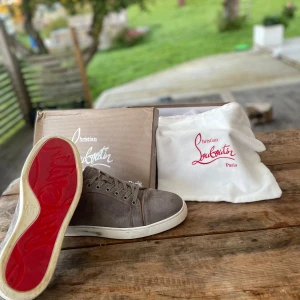 Christian Louboutin - Christian Louboutin skor. Säljer de för har ingen användning för dem. De är använda några gånger så skicket är 9/10. De går att tvätta så de ser helt nya ut. Priset går att diskutera. Kom privat för mer info 😁