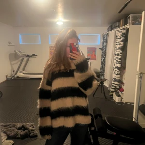 skitsnygg stickad tröja - verkligen så snygg. passar till väldigt mycket. säljer endast då den aldrig kommit till användning så helt ny❤️