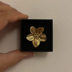 Guld blomring - Säljer denna supersnygga blomringen jag köpt i Spanien för några månader sen!! Använd 2 gånger ❤️