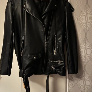 Skinnjacka - En fin snygg skinnjacka nu till hösten !! 