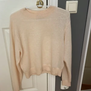 Stickad tröja  - Stickad tröja från Calvin Klein 💗 den är knappt använd 💗 