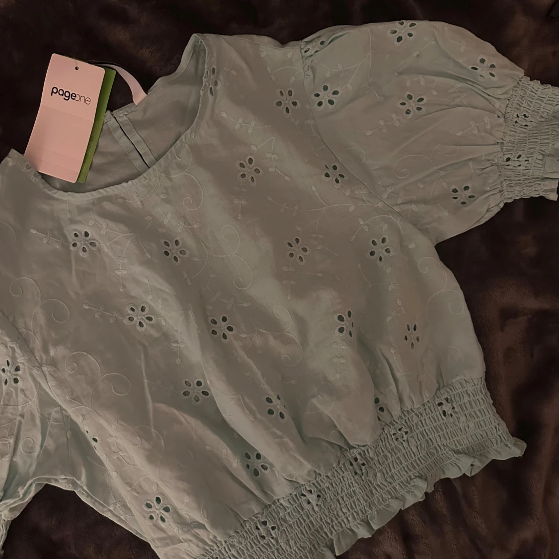 En blommig turkos blus