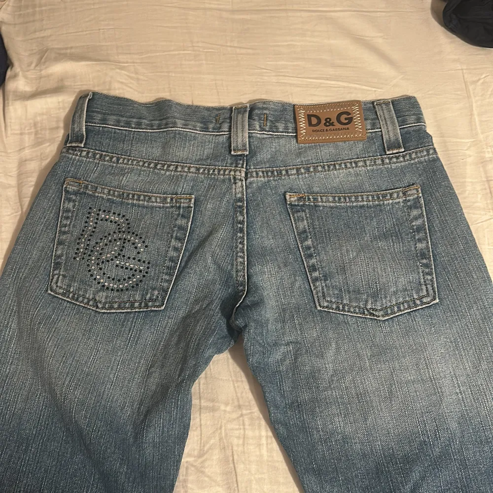 Thrifted Dolce & Gabbana jeans  Använda ett fåtal gånger men i ganska bra skick inga hål eller slitningar längst ner vid fötterna  Storlek 29 och 32 i längd. Pris kan sänkas vid snabbäffar och skriv om ni vill ha mer bilder🤍. Jeans & Byxor.