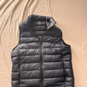 Uniqlo väst - Säljer denna riktigt feta uniqlo väst i storlek xs som är perfekt för hösten. Orginal pris 600kr mitt pris endast 300kr! Endast använd ett fåtal gånger så den är precis som ny!  