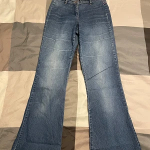 Low waist jeans  - Säljer mina lågmidjade jeans med rosa detaljer baktill 🩷Storlek 34! Hör gärna av dig vid fler frågor 🫶🏼