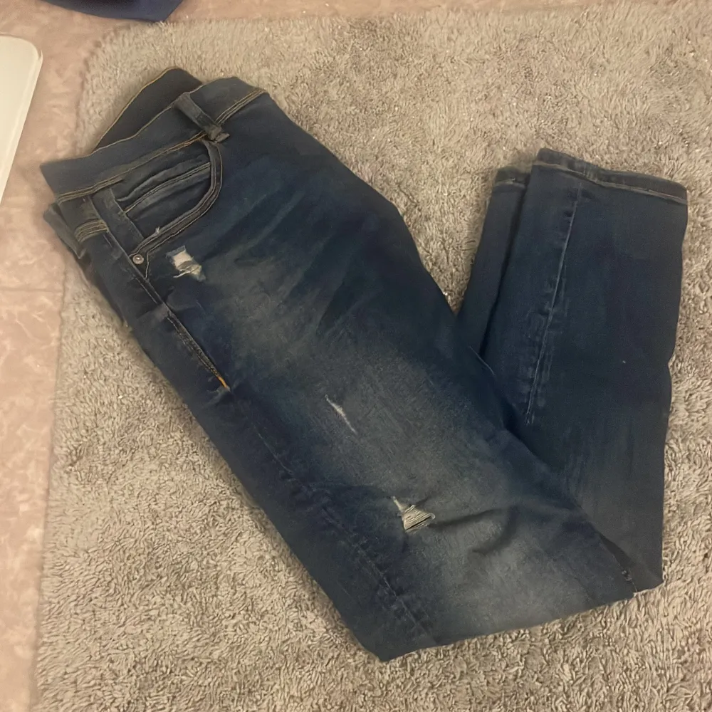 Tja! Säljer mina as feta Zara jeans med en najs tvätt å snygga slitningar! Modellen är 176 och väger 56kg. W 31 men passar ändå bra på mig, skulle säga att de sitter lite mindre. Om du har frågor eller funderingar så hör av dig 🤙 Mvh JacobsCloset . Jeans & Byxor.