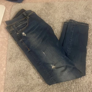 Zara Jeans - Tja! Säljer mina as feta Zara jeans med en najs tvätt å snygga slitningar! Modellen är 176 och väger 56kg. W 31 men passar ändå bra på mig, skulle säga att de sitter lite mindre. Om du har frågor eller funderingar så hör av dig 🤙 Mvh JacobsCloset 