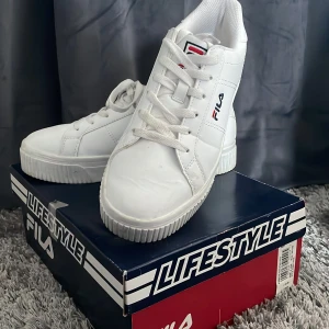 Fila sneakers  - De är nästan helt nya. Vanliga vita fila sneakers. 