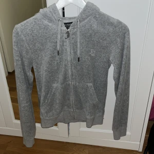 Juicy couture - Säljer en nästan helt oanvänd juicy couture tröja i färgen grå ❤️säljer då den inte kommer till användning ❤️ kom privat om du har fler frågor! Pris kan diskuteras ❤️
