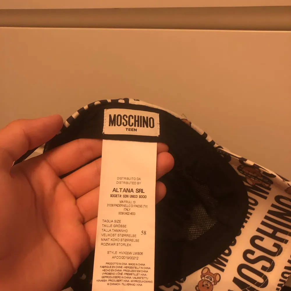 En snygg vit Moschino keps som inte används längre.  Skick: 10/10 (används fåtal gånger) Pris kan diskuteras.. Accessoarer.