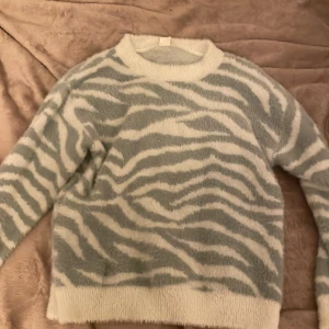 Len tröja från Lindex  - Jätte len och skön tröja från Lindex. Jag säljer för att den är förlåten . Den är jätte fin och jag har använt den men inte jätte mycket . ❤️