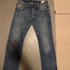 Lågmidjade jeans från diesel säljs då de är något tighta. Annars skitsnygga och sitter som en smäck!! 🤌🏻🤩Storlek 31/32 men något mindre än vanligt i storlek.