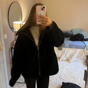 Arket teddyjacka - Säljer denna så fina och sköna teddyjacka från arket som köptes förra våren. Nypris 1590 kr. Älskar verkligen denna jackan men säljer då jag har köpt ny❤️ bara att skriva vid frågor!