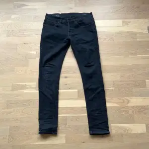 Säljer dessa Dondup jeans i modellen George! Storlek 32. Skick 9/10. Pris 699. Tveka inte o höra av dig om du har några frågor!