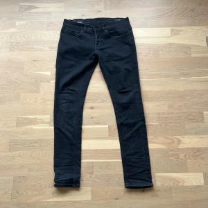 Dondup Jeans George - Säljer dessa Dondup jeans i modellen George! Storlek 32. Skick 9/10. Pris 699. Tveka inte o höra av dig om du har några frågor!