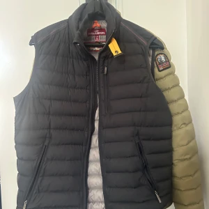 Parajumper väst  - Säljer nu min pjs väst som är i nyskick, köpte den förra året  Inga defekter Storlek S