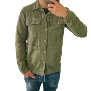 Overshirt  - Säljer denna gröna overshirten. Den perfekta höst jackan som matchar till de mest. Vid frågor och funderingar 💬 