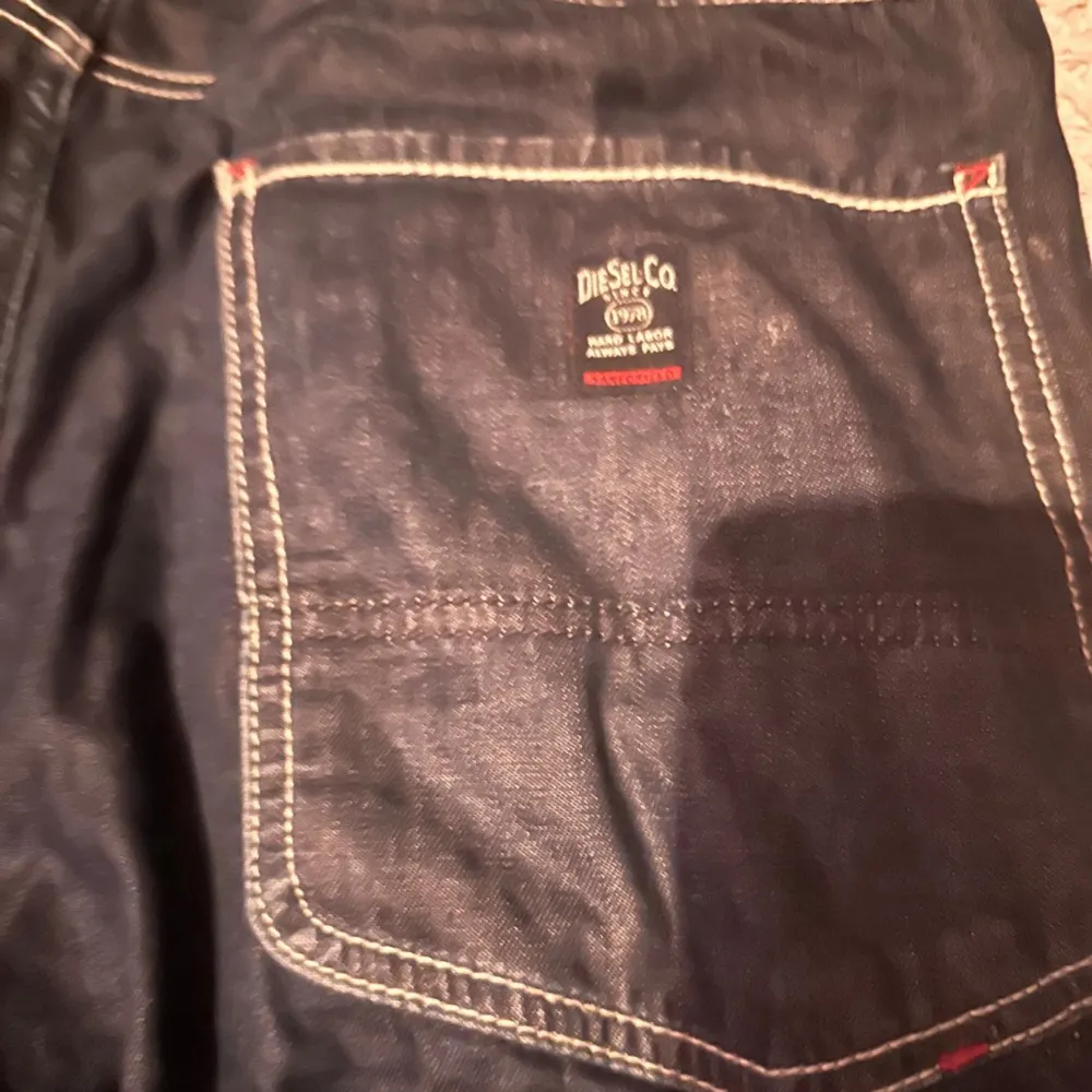 Säljer dessa jeans pga att de inte passar längre, dessa jeans säljs även inte längre och då kan vara väldigt dyrt och kan kallas som vintage. Jeans & Byxor.