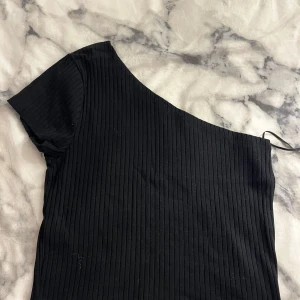 Tröja  - En jätte söt off shoulder tröja ifrån Gina. Tröjan är nästan helt ny den är bara använd en gång. 