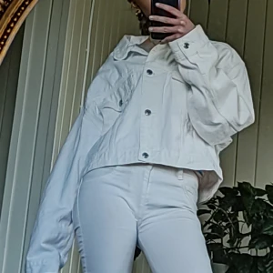 Vit Jeansjacka GinaTricot - Vit croppad jeansjacka ifrån GinaTricot. Storlek L. Jag är 163 och har Xs,S. Meddela gärna vid intresse, frågor osv!