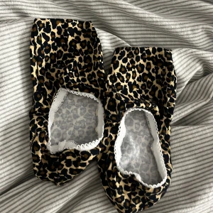 Leopard strumpor 🐆 - Ett par skitsnygga strumpor i Leopard mönster 🐆🐆 Först till kvarn.