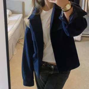 Mörkblå kappa - Mörkblå kappa från LeGer i storlek S!💕