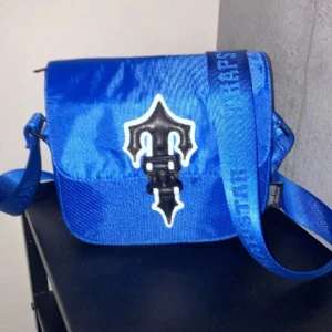 Trapstar Bag Blue Edition - En blå Trapstar Väska som är äkta men använd bara 1 gång och är typ helt ny