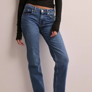lågmidjade jeans - super fina lågmidjade jeans från nelly. endast använda en gång, så dem är i väldigt fint & nytt skick.