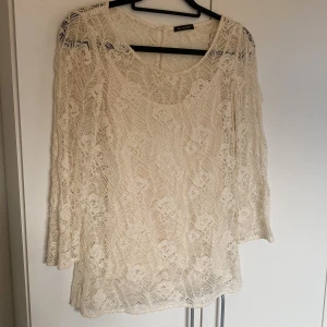 Spets blus  - En trekvarts spets blus med insytt  linne under, ingen aning vart den är köpt, köpt för ca 300kr💗 bra skick!! 