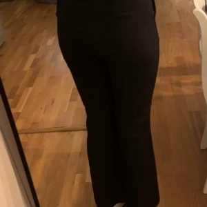 Kostymbyxor  - Kostymbyxor som nästan är oanvända, bara använda några gånger🌸Har en fläck på benet som syns lite men går bort