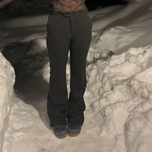 Lågmidjade Kostymbyxor   - Bra skick, jag är 173cm. Dubbelvikt längst ner vid byxan, där har några av sömmarna har lossnat. Är man längre än mig kan man sprätta upp det helt så byxorna blir ännu längre. 