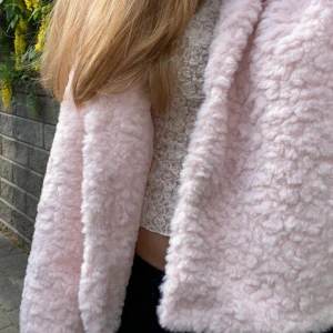 Teddy jacka - Skit snygg jacka från Carin Wester, använd en gång så alltså jätte bra skick! Köpt för 1000kr😊❤️