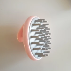 Hårbottenmassage - Hårbottenmassageborste i rosa. Perfekt för att stimulera hårbotten och öka blodcirkulationen. Säljer för 10