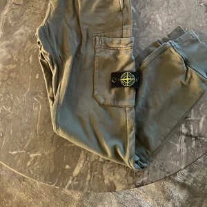Stone island byxa  - Gröna Stone Island byxa junior storlek 10år, 142