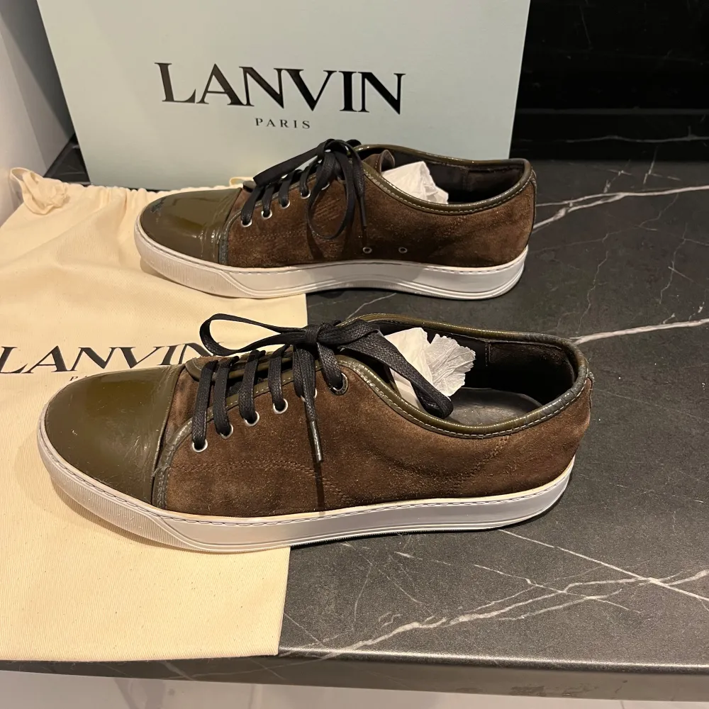 Lanvin cap toe. Uk 8 vilket motsvarar 42-43. Okej skick förutom, tån på högra skon har en defekt. Syns på bilderna. Endast skorna medföljer! . Skor.