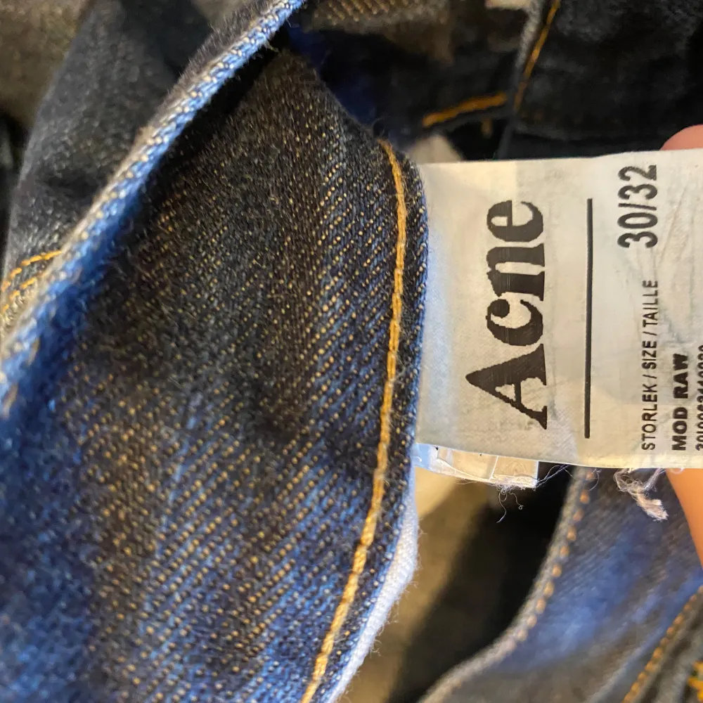 Säljer nu dessa fina acne jeans i storlek 30 32. Skick: mycket bra. Nypris: 3500kr mitt pris 879kr. Jeans & Byxor.