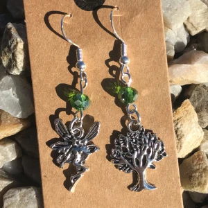 Örhängen  - Örhängen av gröna glaspärlor och 🌲🧚 i silver