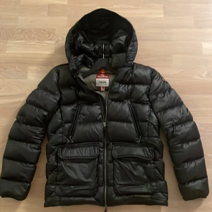 Parajumper vinterjacka  - Parajumpers vinterjacka strl L, använt skick men fint skick! Ett lagat hål av en repa, syns inte. Färg - Svart. 