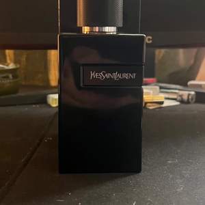 Säljer min ysl y le parfum Ca 98/100ml kvar Kvitto finns✅ Nypris ca 1300kr 