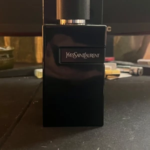 Ysl Y le parfum - Säljer min ysl y le parfum Ca 98/100ml kvar Kvitto finns✅ Nypris ca 1300kr 