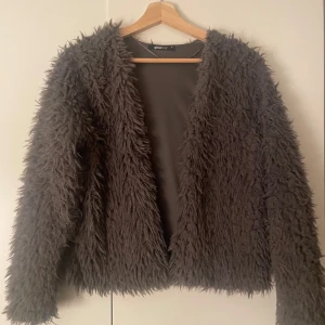 Päls jacka  - Jättemysig och fin mörkgrå pälsjacka från Gina tricot i storlek M funkar både på hösten men också på kallare vår och sommar kvällar 