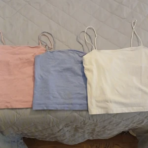 Linne - Säljer tre linnen i olika färger: ett rosa, ett ljusblått och ett vitt. De har smala axelband och är perfekta för sommaren. Det rosa linnet har några små fläckar. Storlek på rosa och vita är s, blå xs men passar xxs även. Kan sälja var för sig.❤️